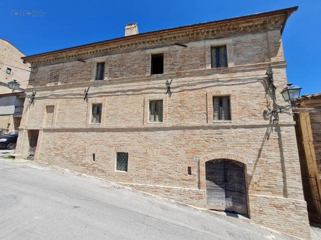 Palazzo in vendita a Marche, Fermo