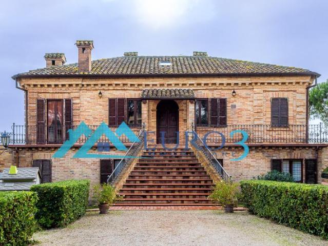 Palazzo in vendita a Marche, Fermo