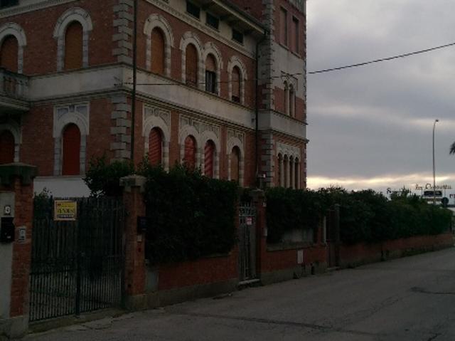 Palazzo in vendita a Marina di Massa, Marina Di Massa