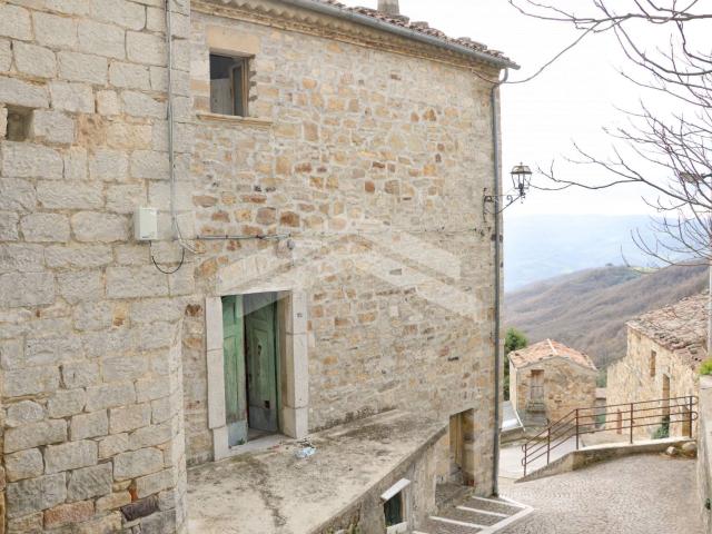 Palazzo in vendita a Castelbottaccio, Molise