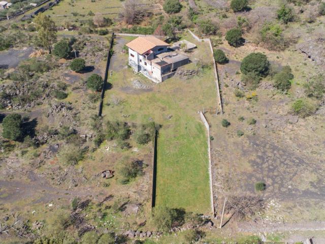Villa Indipendente in vendita a Pedara, Sicilia