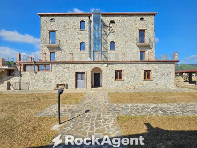 Palazzo in vendita a Bivio di Acquavella, Casal Velino Marina