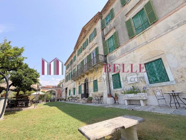 Palazzo in vendita a Camaiore, Toscana