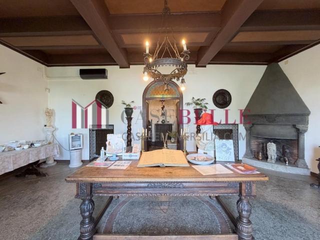Palazzo in vendita a Camaiore, Toscana