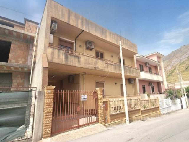 Palazzo in vendita a Mondragone, Campania