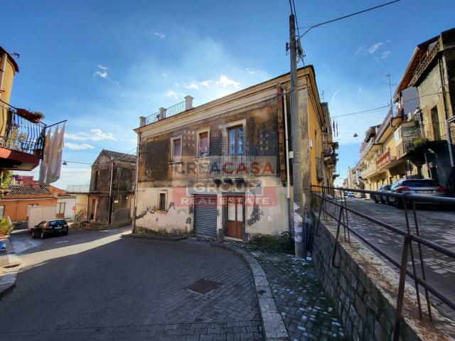 Palazzo in vendita a Piedimonte Etneo, Sicilia