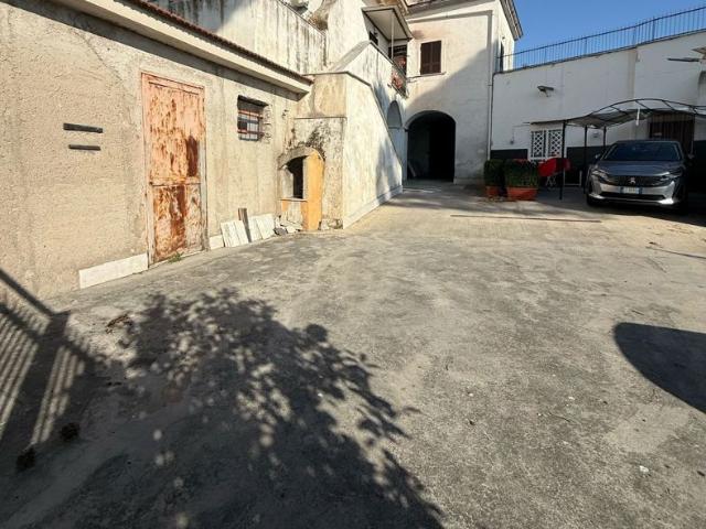 Palazzo in vendita a Pollena Trocchia, Campania