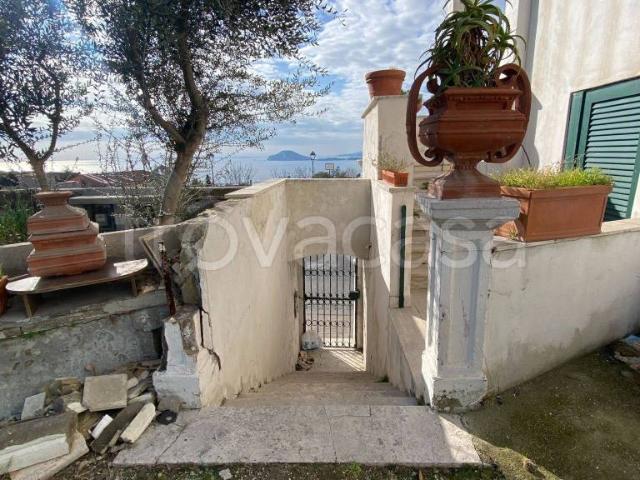 Palazzo in vendita a Pozzuoli