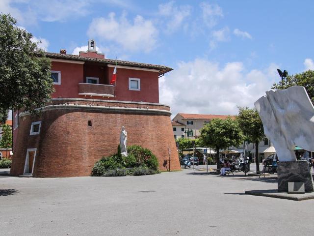 Locale Commerciale in vendita a Roma Imperiale, Forte Dei Marmi