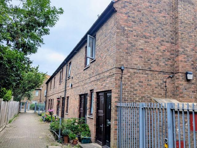 Apartment for rent in Fallow Corner, Greater London