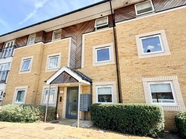 Apartment for rent in Ardleigh Green, Greater London