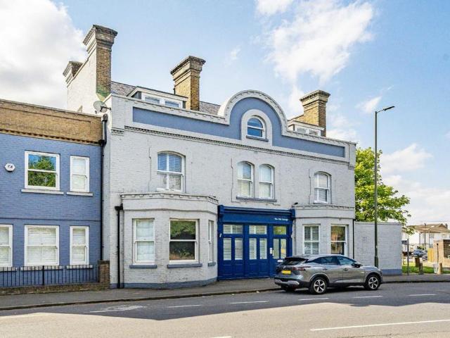 Apartment for rent in Lower Halliford, Surrey