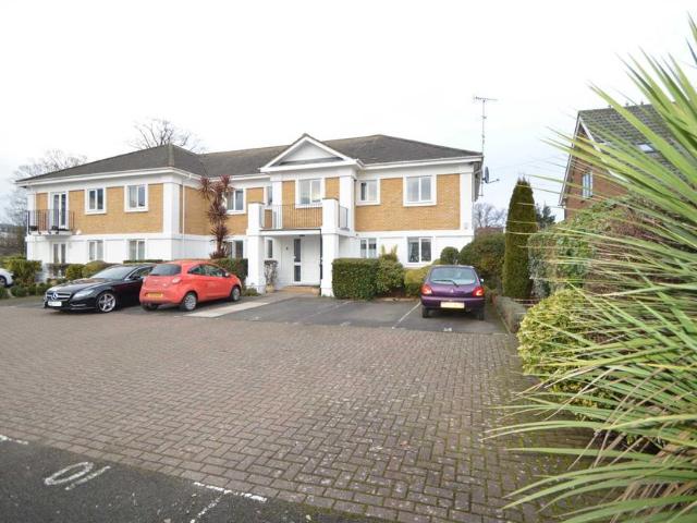 Apartment for rent in Row Town, Surrey