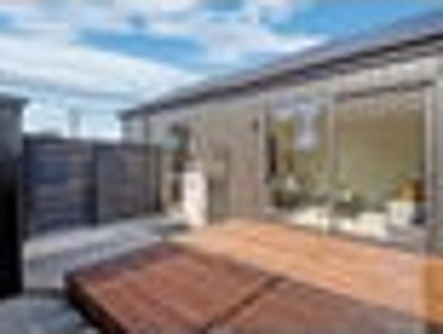 Townhouse for sale in Chaslands, Canterbury