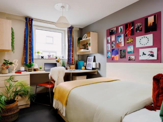 Room for rent in Hyde Park, West Yorkshire