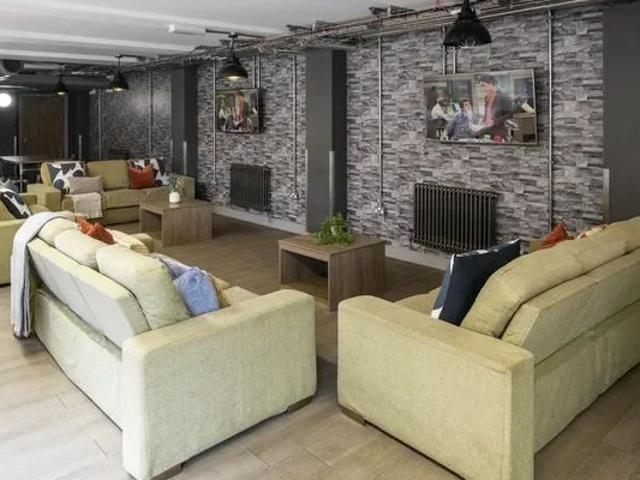 Studio for rent in Hyde Park, West Yorkshire