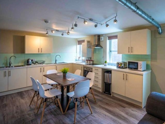 Studio for rent in West End, Scotland