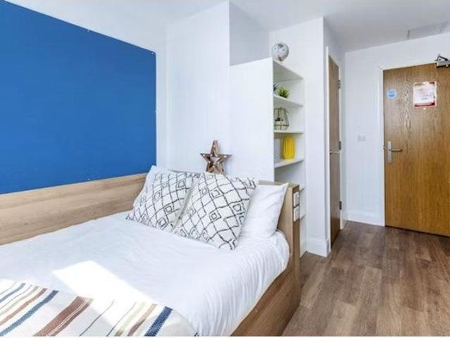 Studio for rent in Moorlands, Bare