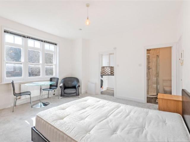 House for rent in Mapesbury, Greater London