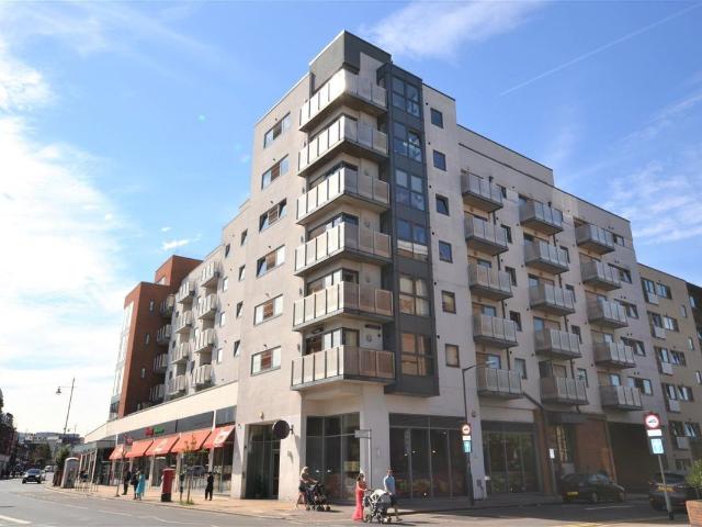 Apartment for rent in London Borough of Merton, Merton Park
