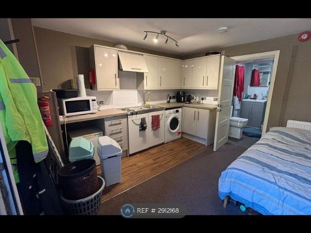 Studio for rent in Robin Hood, The Slade