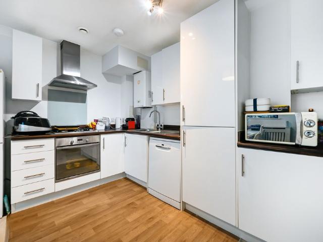 Apartment for rent in London Borough of Merton, Merton Park