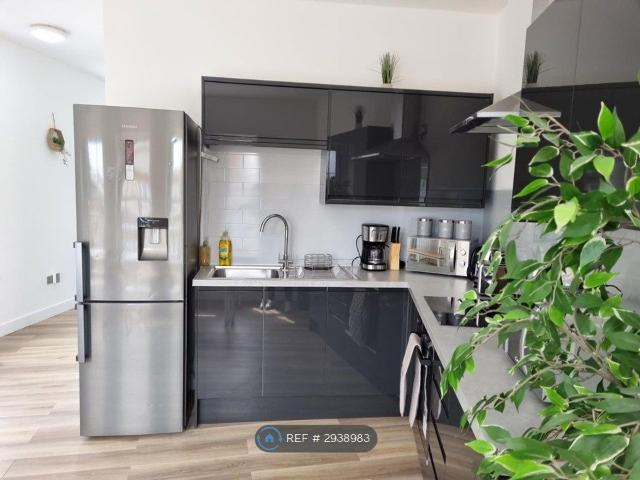 Room for rent in Hampton Hill, Greater London