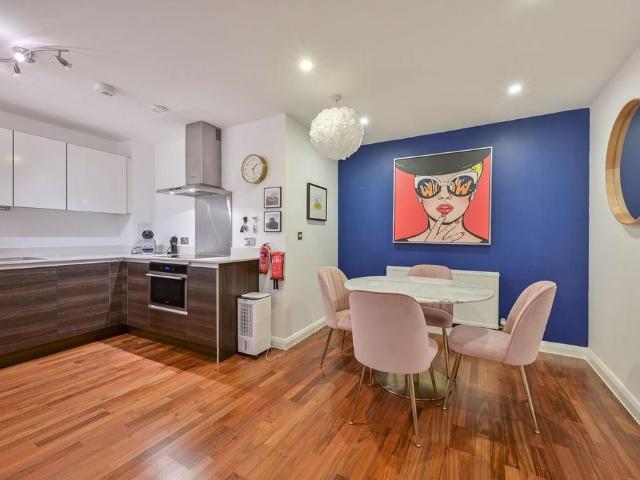 Apartment for rent in London Borough of Merton, Merton Park