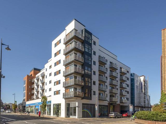 Apartment for rent in London Borough of Merton, Merton Park
