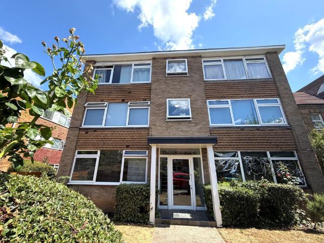 Apartment for rent in London Borough of Merton, Merton Park