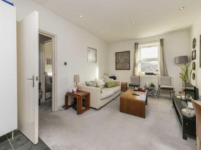 Apartment for rent in Manor Park, Greater London