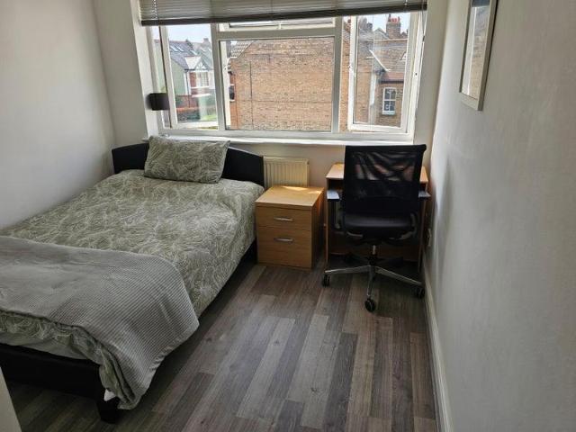 House for rent in London Borough of Merton, Raynes Park