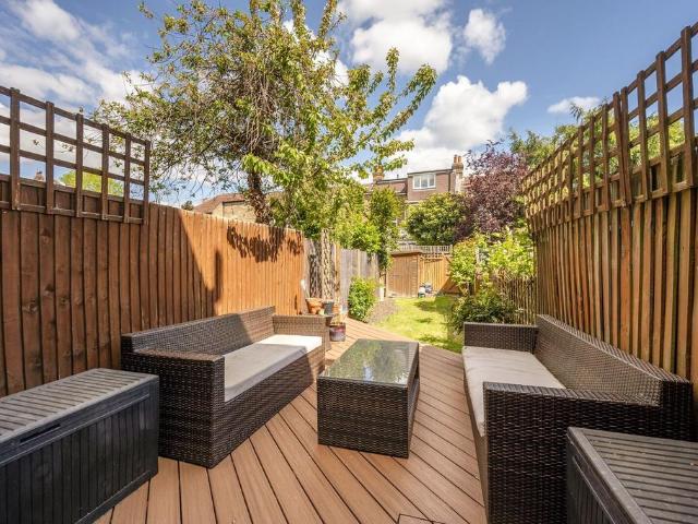 Apartment for rent in London Borough of Merton, Raynes Park
