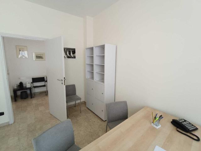 Ufficio in affitto a Municipio 2, Puglia