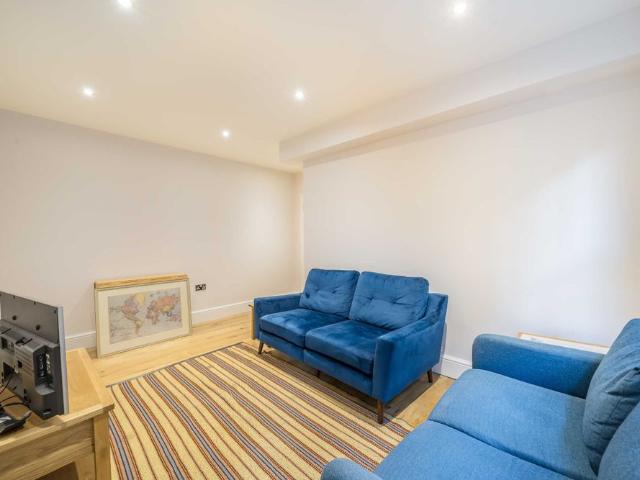 Apartment for rent in Furzedown, Greater London