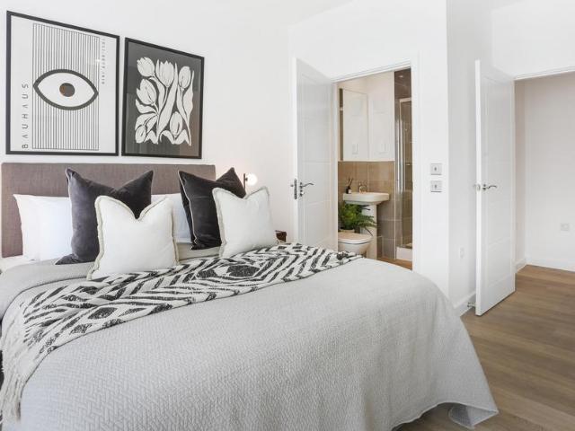 Apartment for rent in Ashley Park, Surrey
