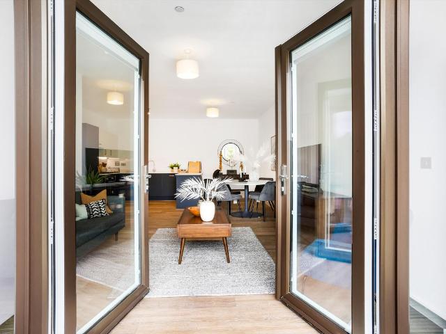 Apartment for rent in Ashley Park, Surrey