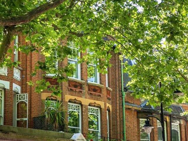 House for sale in London Borough of Hounslow, Cat Hill