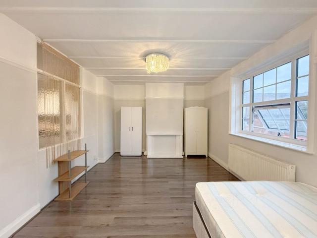 Room for rent in London Borough of Ealing, Park Royal