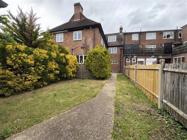 Apartment for rent in Row Town, Surrey