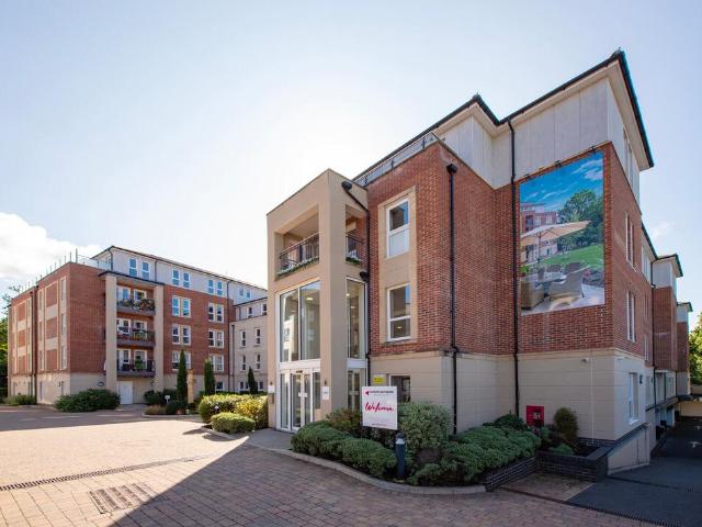 Apartment for rent in Row Town, Surrey