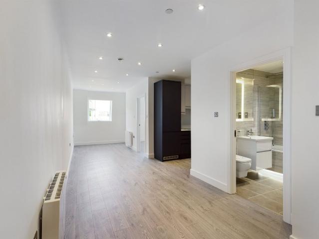 Apartment for rent in Row Town, Surrey