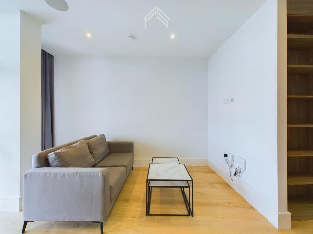 Studio for rent in Row Town, Surrey