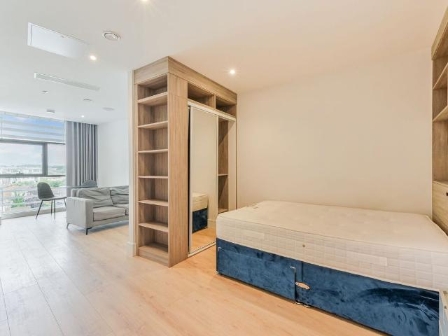 Studio for rent in Row Town, Surrey