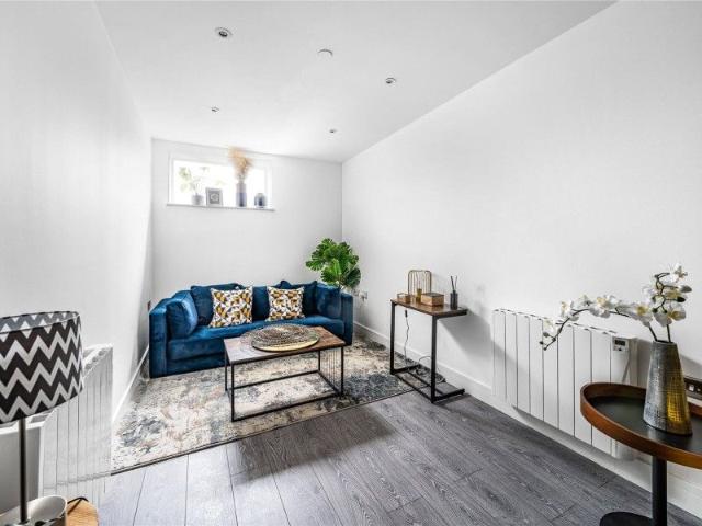 Apartment for rent in Row Town, Surrey