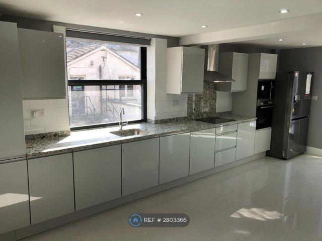 Apartment for rent in Lower Halliford, Surrey