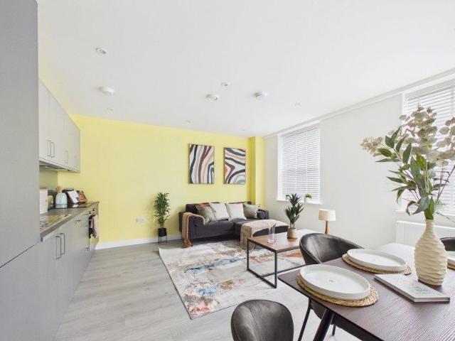 Apartment for rent in Row Town, Surrey