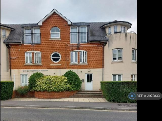 Apartment for rent in Row Town, Surrey
