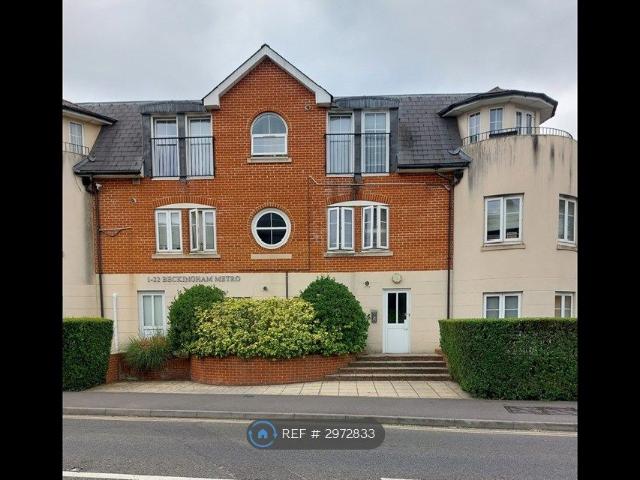 Apartment for rent in Row Town, Surrey