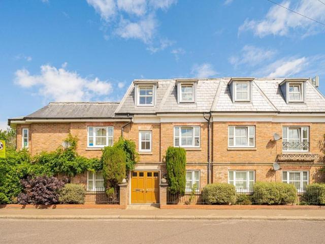 Apartment for rent in Hampton, Greater London